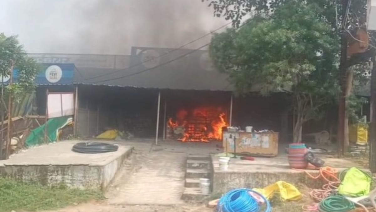 एमपी के सारणी में भीषण अग्निकांड: हार्डवेयर दुकान और सर्विस सेंटर जलकर खाक, फायर ब्रिगेड की देरी पर उठे सवाल