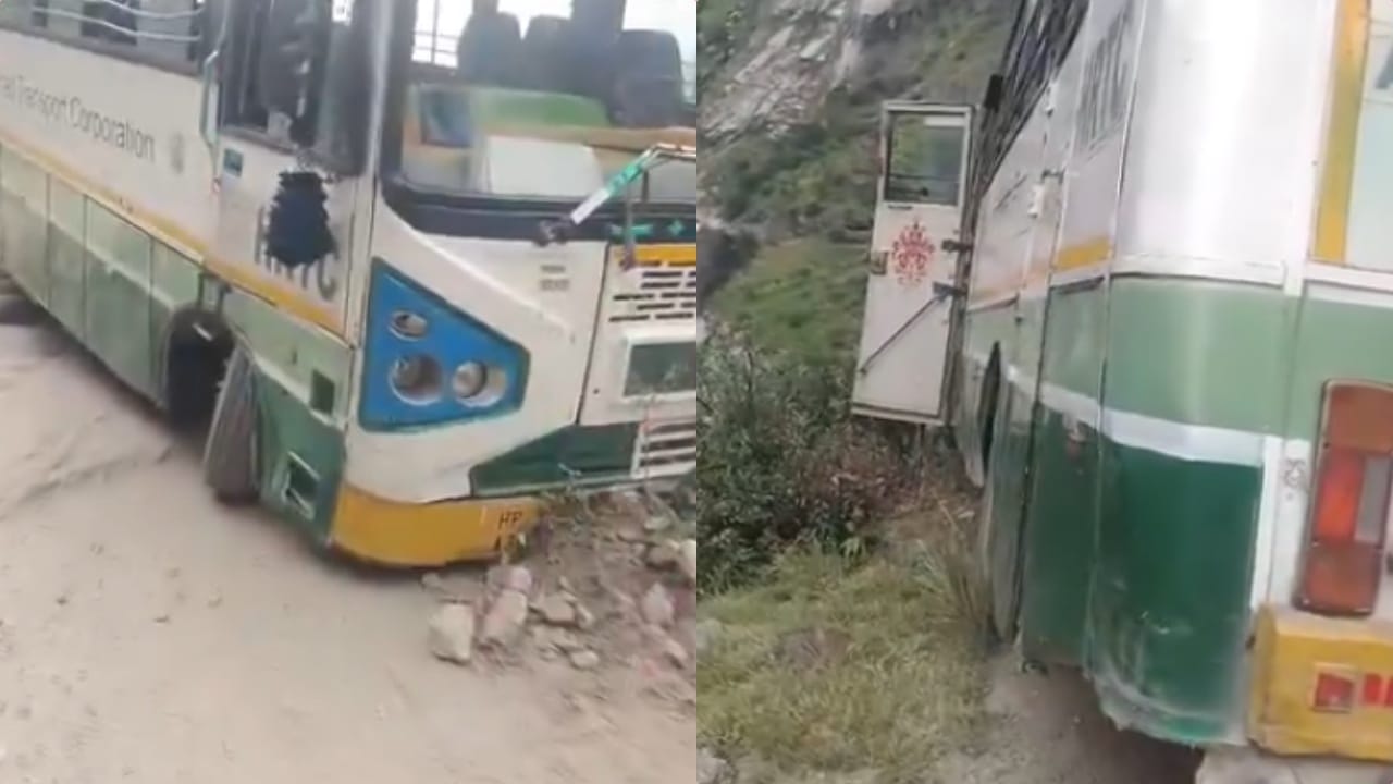 दुर्घटनाग्रस्त एचआरटीसी की बस।