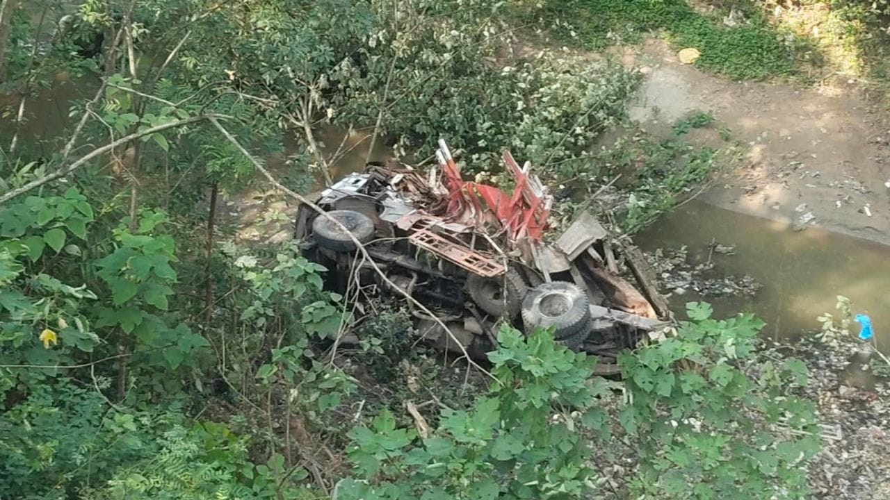 दुर्घटनाग्रस्त ट्रक।