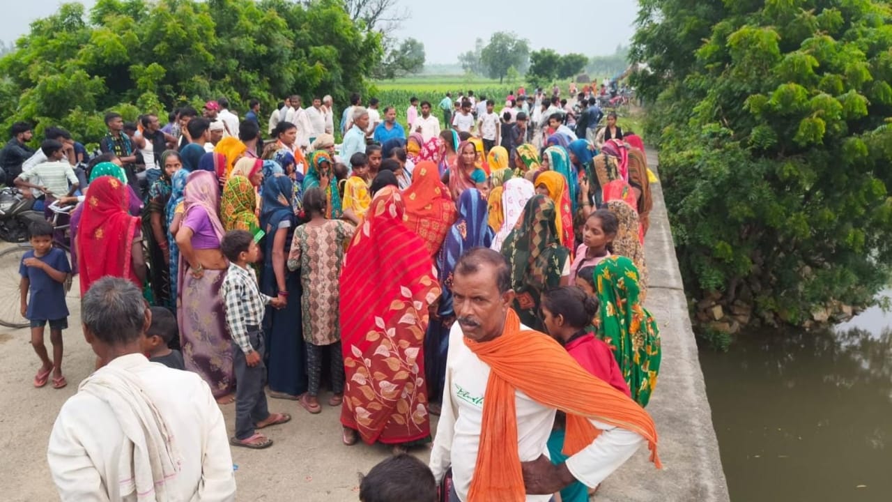 पुल पर जुटी ग्रामीणों की भीड़
