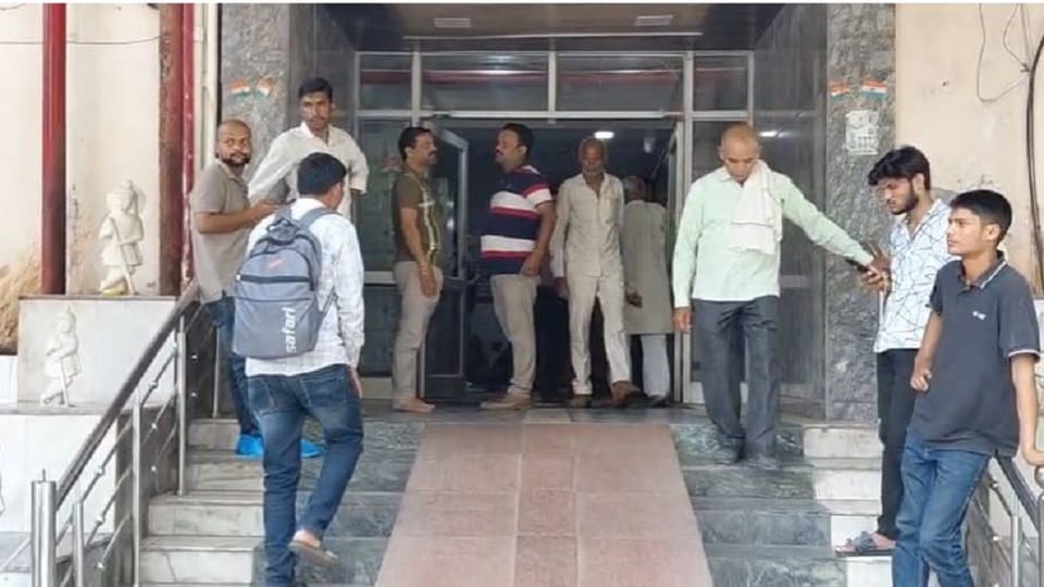 young man attacked young woman with knife and slit her throat in incident of unrequited love in Agra