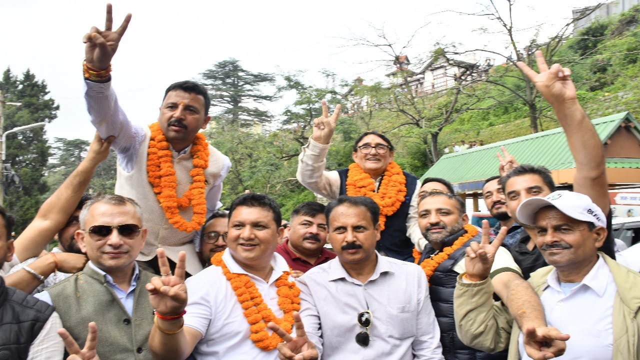 शिमला जिप के अध्यक्ष भोपेंद्र सिसोदिया व उपाध्यक्ष भरत क्लांटा समर्थकों के साथ।