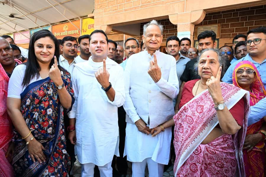 आज जोधपुर के महामंदिर में वर्धमान जैन स्कूल स्थित मतदान केन्द्र पर डाला वोट