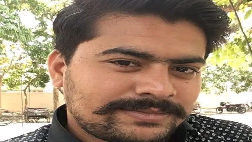 man dies after colliding with a divider in pantnagar