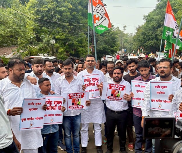 स्वास्थ्य मंत्री का बंगला घेराव: युवा कांग्रेस की पुलिस से झूमाझटकी,बोले-वेंटिलेटर पर MP की स्वास्थ्य व्यवस्था
