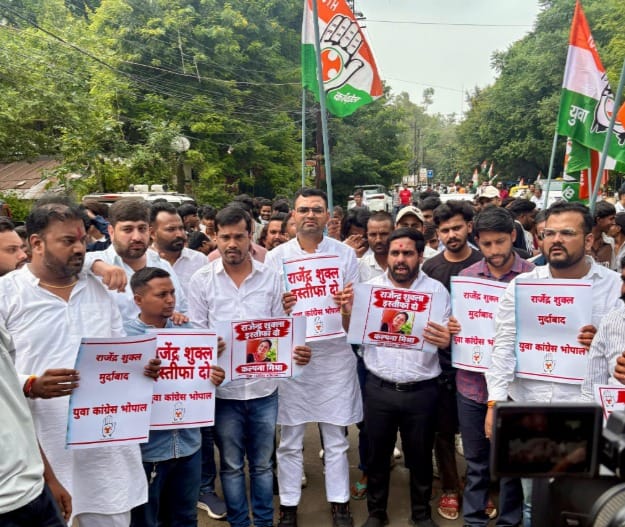 Gherao of Health Minister's bungalow: Scuffle between Youth Congress and police; 'MP's healthcare system is on