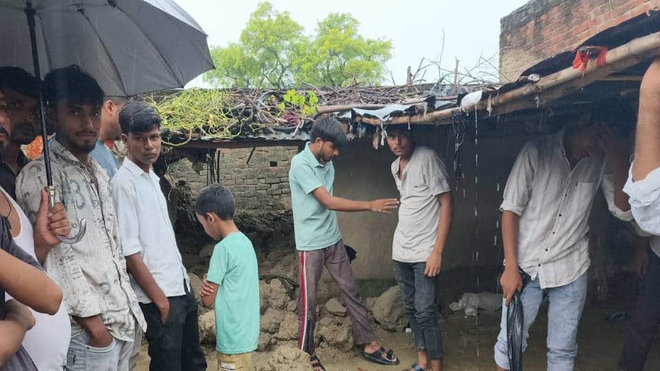 बारिश से छप्पर सहित भरभराकर गिरी कच्ची दीवार