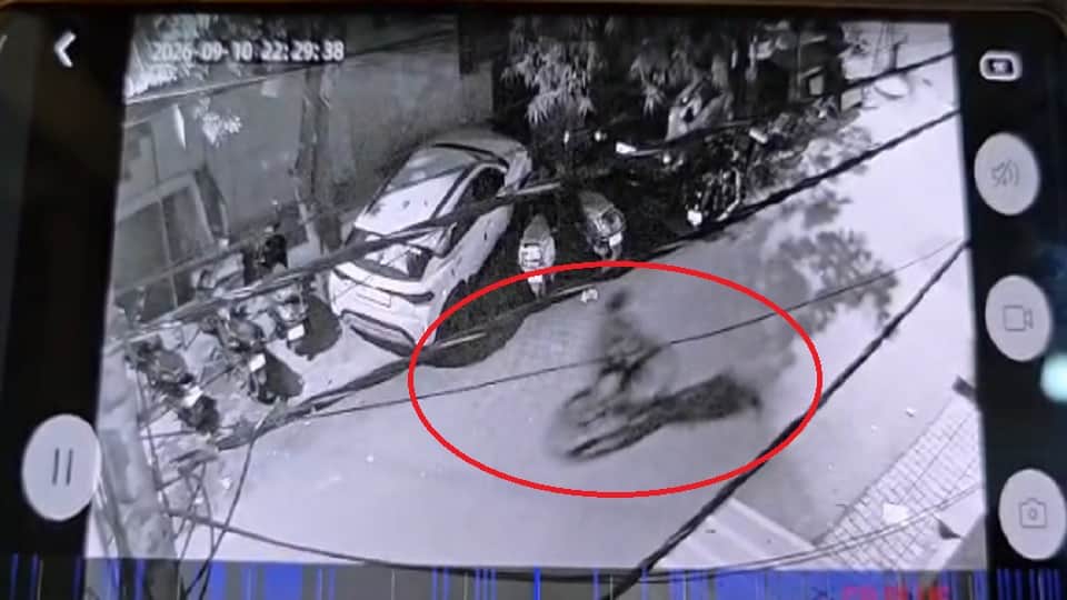 Thieves cut the lock and stole a bicycle in the Kaushambi police station area
