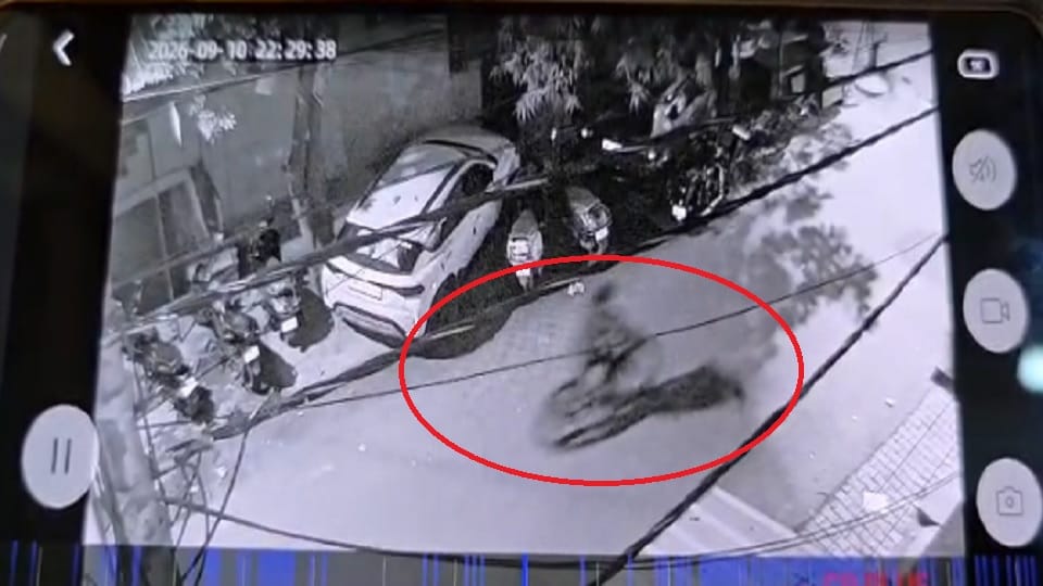 Thieves cut the lock and stole a bicycle in the Kaushambi police station area