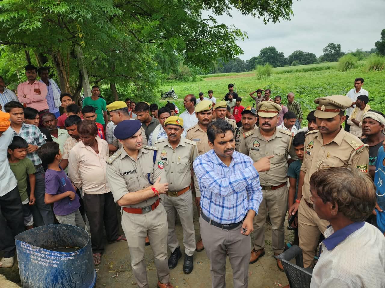 डीएफओ जे बी सिन्डे मृतका के बेटे श्रीराम से बातचीत करते हुए
