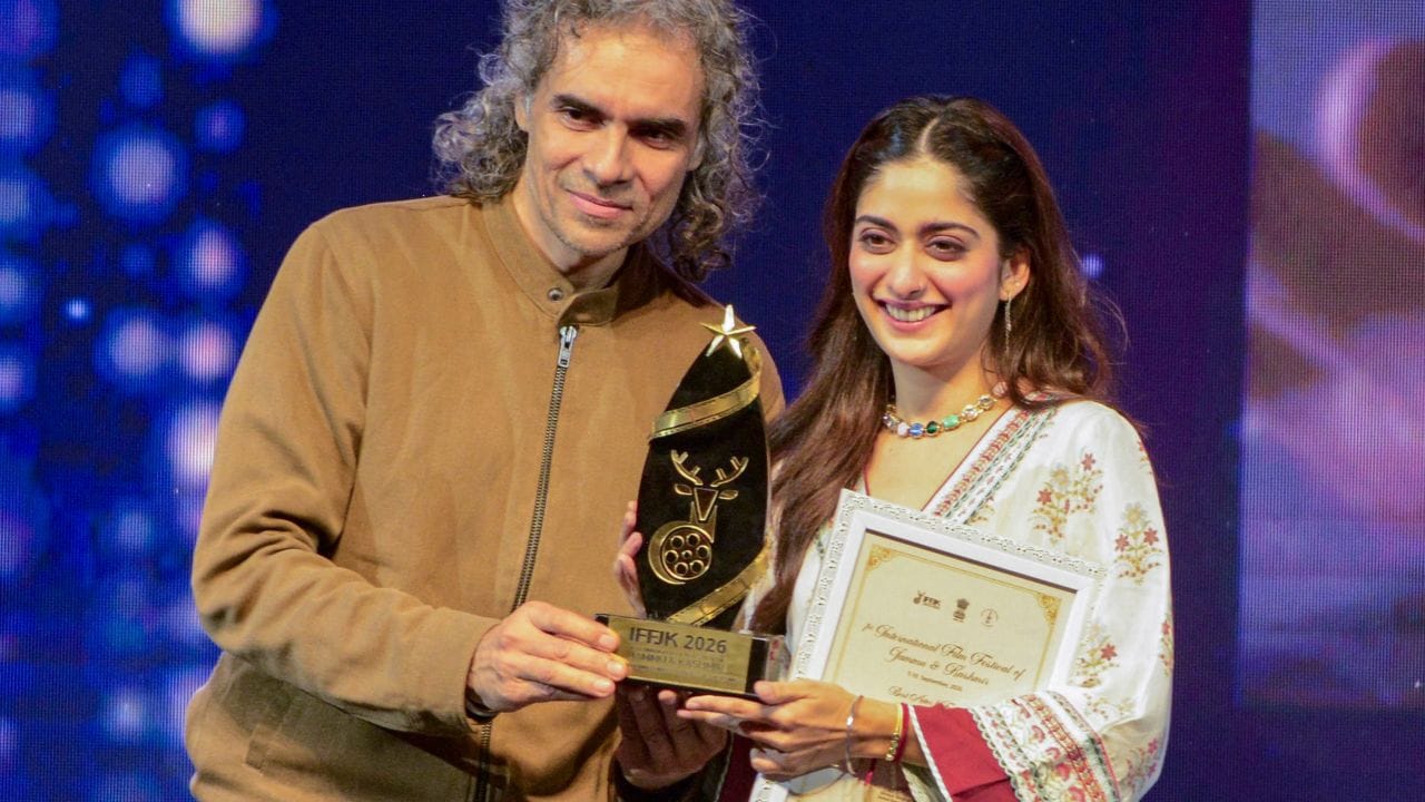 फिल्म निर्माता इम्तियाज अली अवाॅर्ड देते हुए।