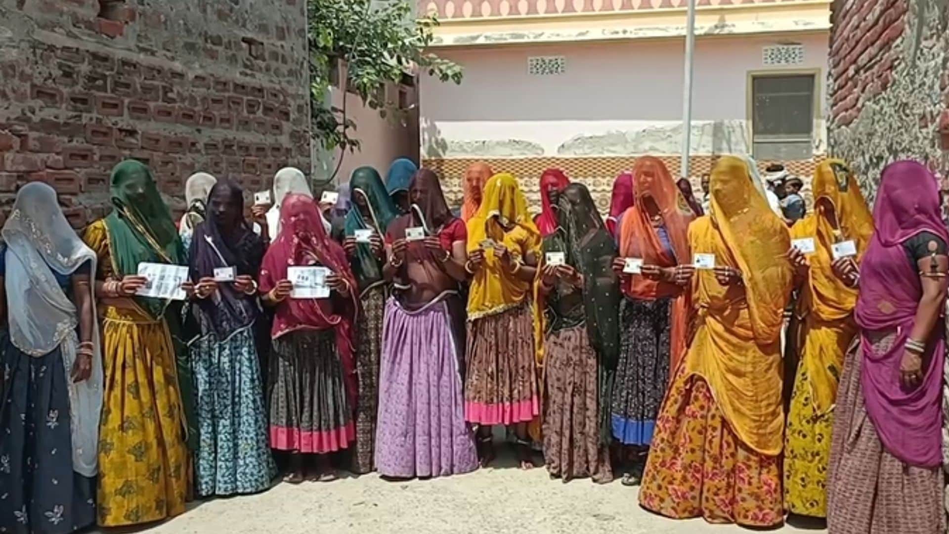गीत गाते वोट देने पहुंची महिलाएं
