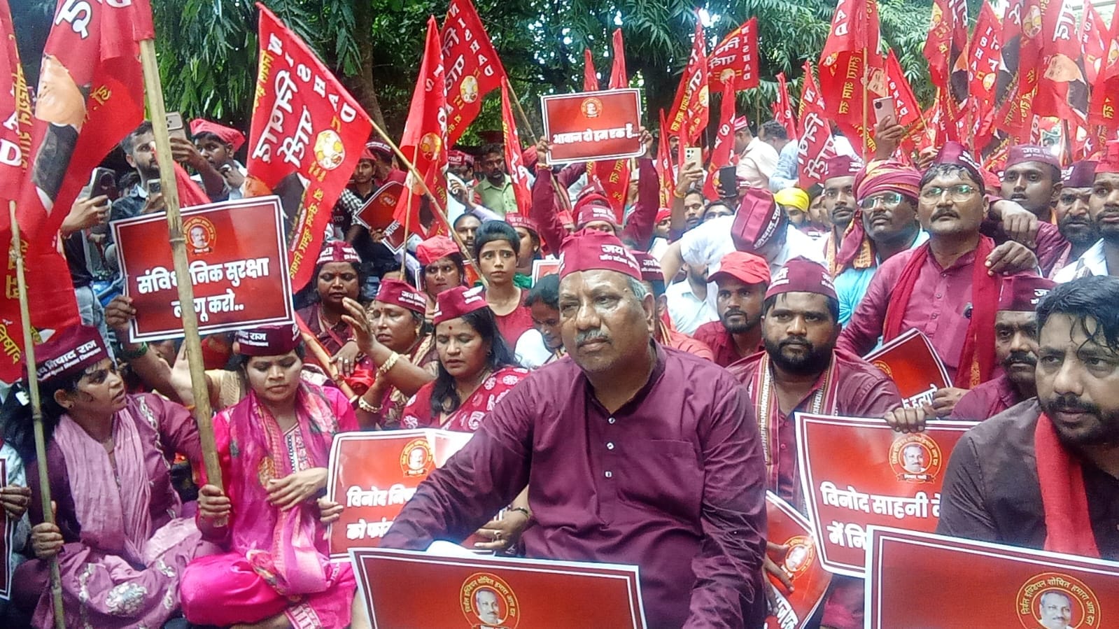 प्रदर्शन के दौरान कैबिनेट मंत्री डॉ. संजय निषाद।