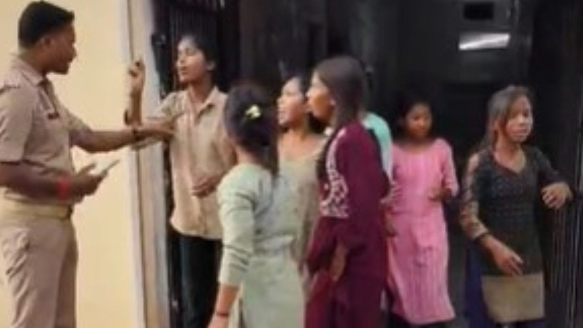 हंगामा कर रहे परिजनों से बात करती पुलिस।