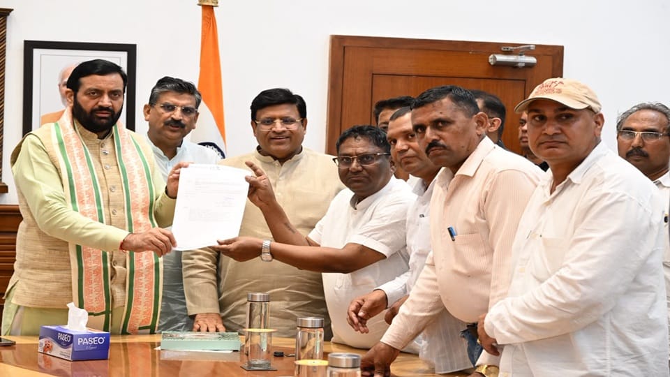 सीएम सैनी सफाई कर्मचारी संघ के प्रतिनिधिमंडल की मांगों पर सहमति पत्र के साथ