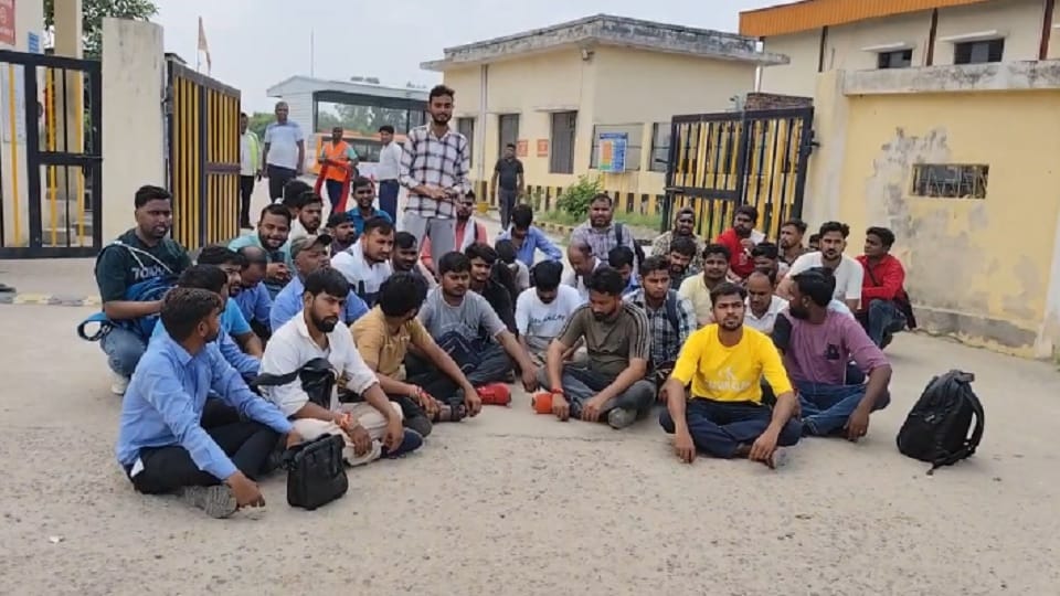 Conductors in Ghaziabad went on strike, city buses remained parked at the depot