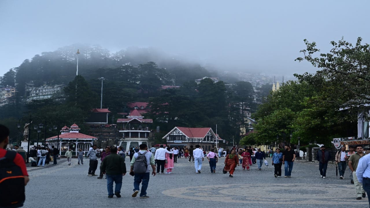 धुंध के आगोश में पहाड़ों की रानी शिमला।