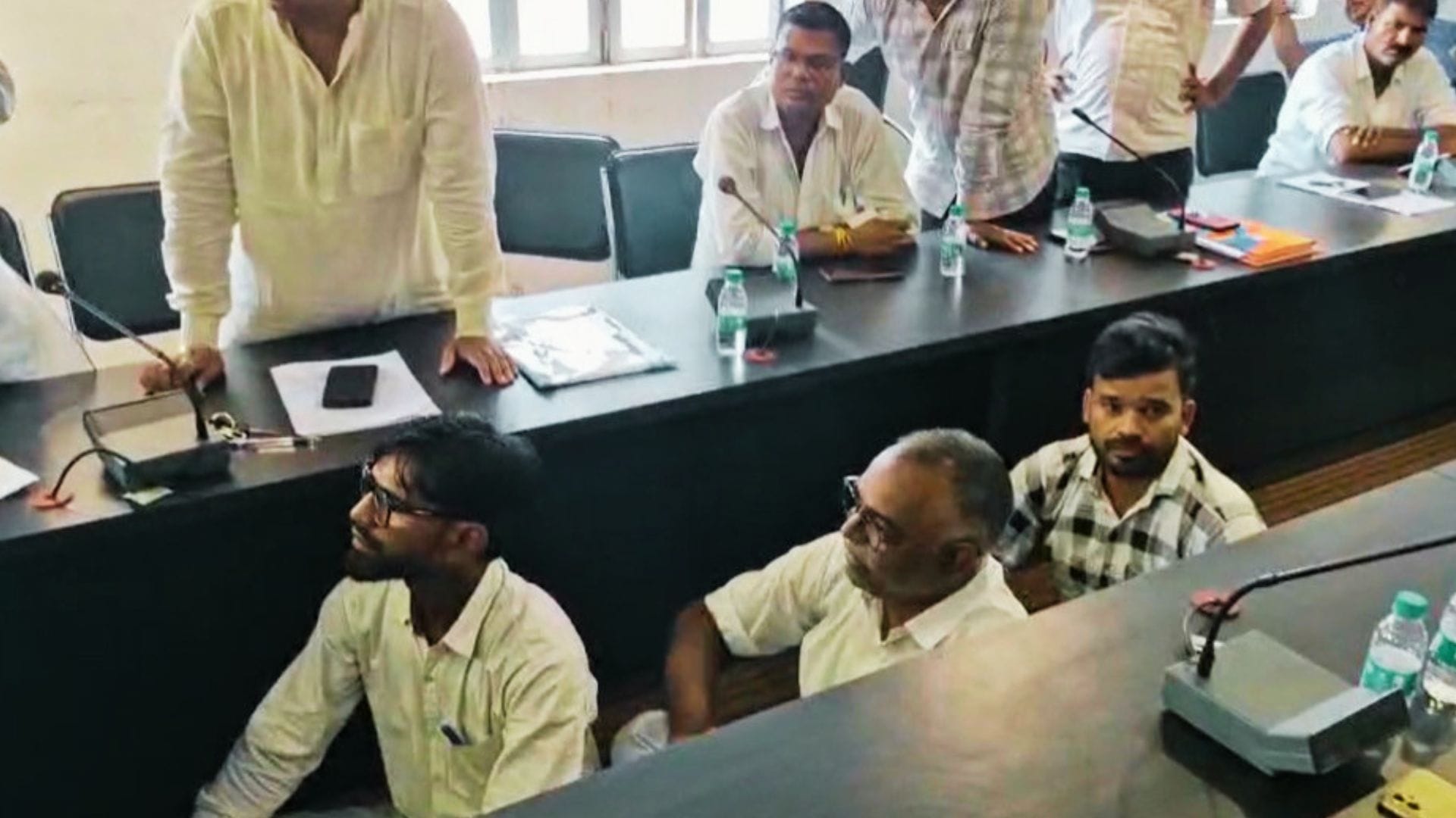 जमीन पर बैठ कर नारेबाजी करते सभासद।