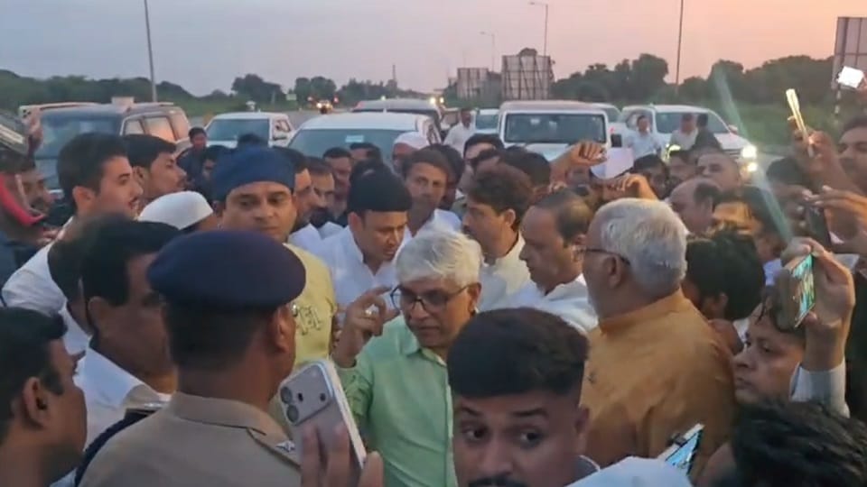 कांग्रेस प्रदेश प्रभारी को पुलिस ने रोका