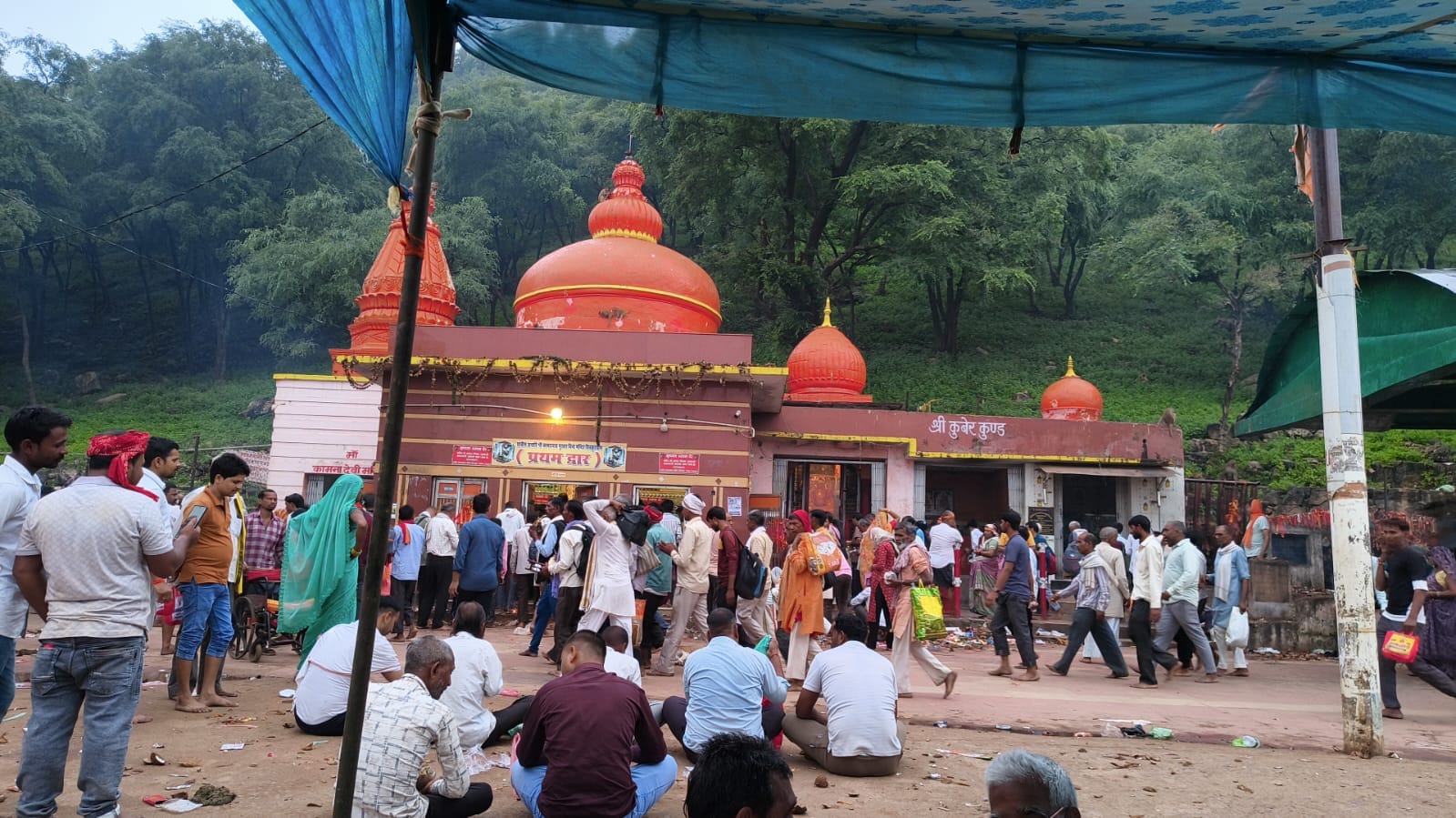 कामतानाथ के दर्शन के बाद शुरू की परिक्रमा