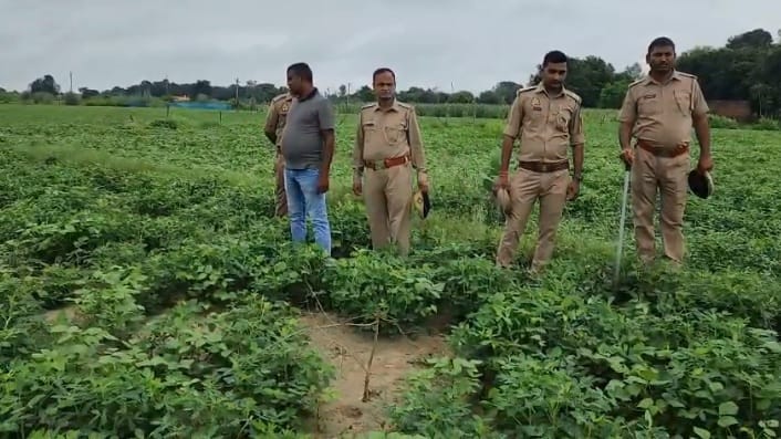 घटनास्थल पर जांच करती पुलिस