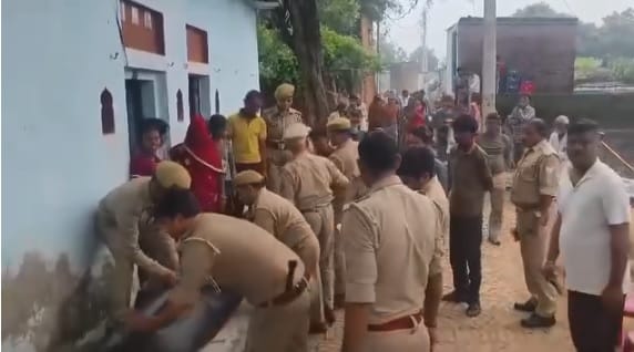 घटनास्थल पर जांच करती पुलिस