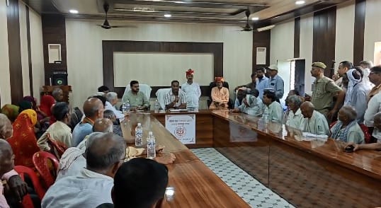 Kanpur SDM holds public meeting in Patara villagers raise water drainage issue preservation of historical pond