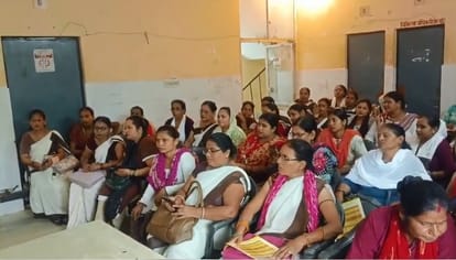 न्यू पीएचसी में समीक्षा बैठक में एएनएम और आशा कार्यकर्ता