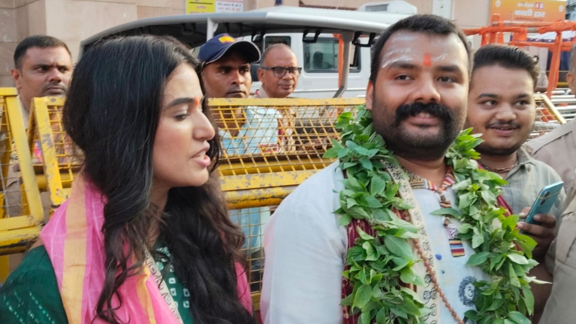 काशी विश्वनाथ मंदिर के बाहर हनुमान अंश की स्टार कास्ट।