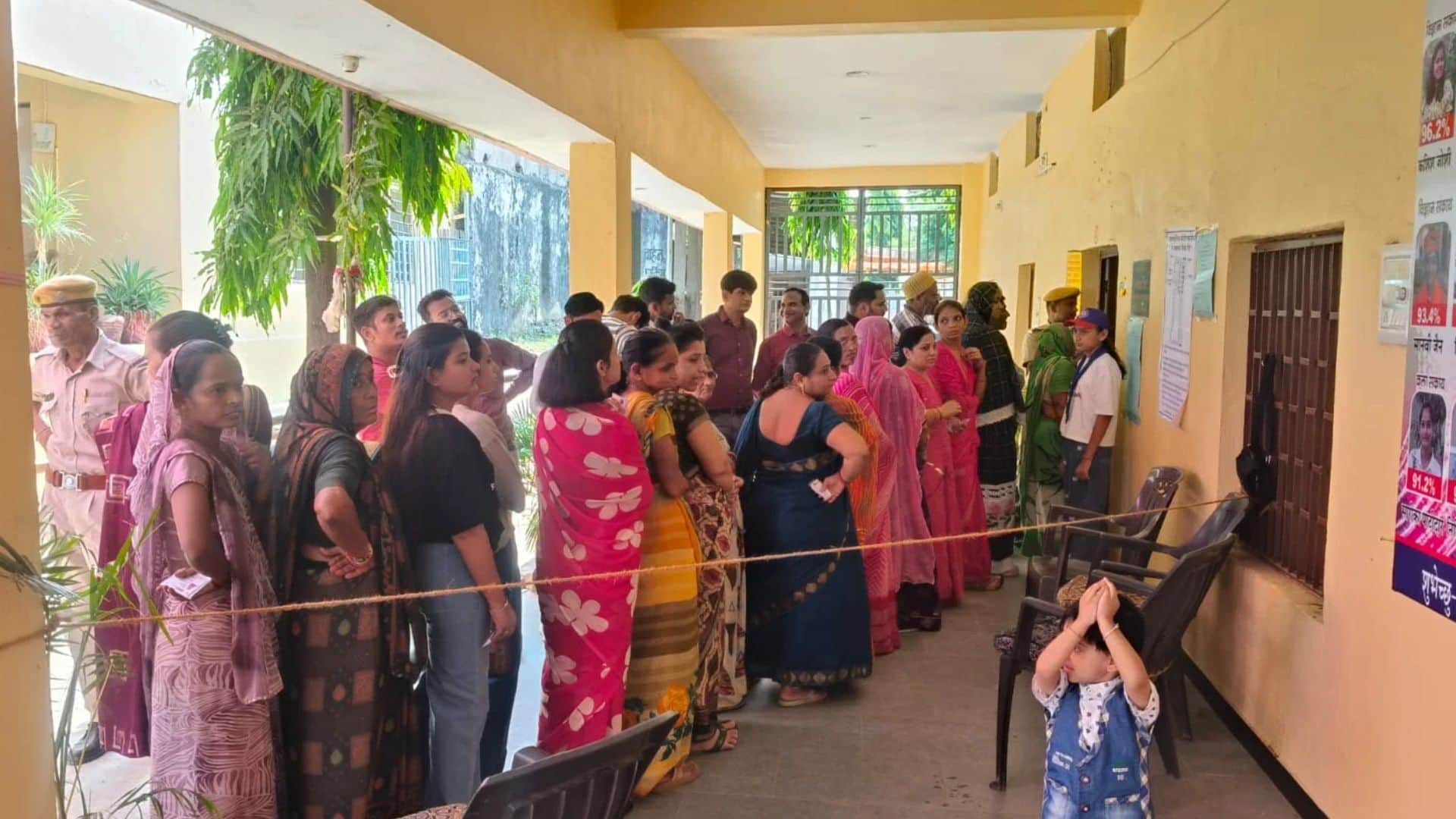 कुशलगढ़ में मतदान के लिए पहुंची वृद्ध महिला