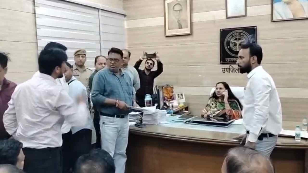 एसडीएम के सामने लेखपाल-वकीलों में नोकझोंक