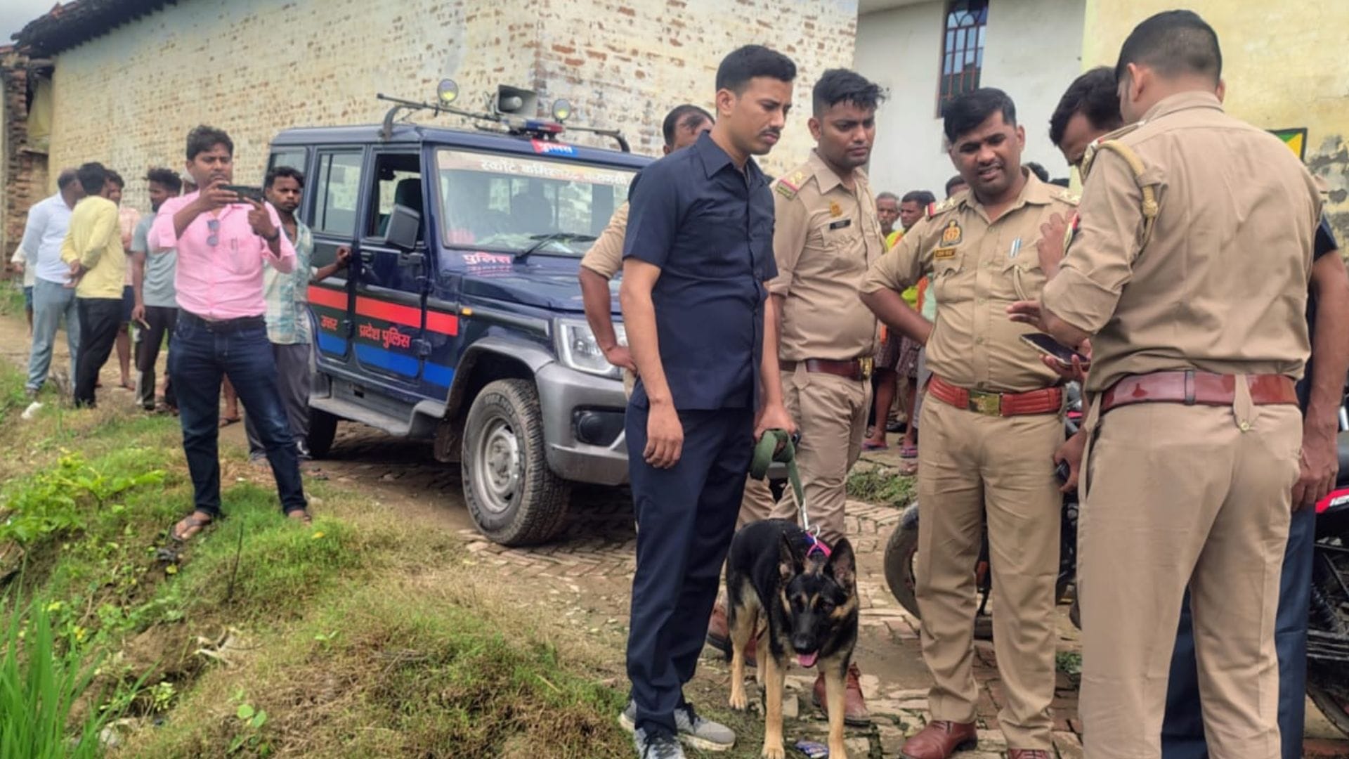 लूट की वारदात के बाद मौके पर छानबीन करती पुलिस