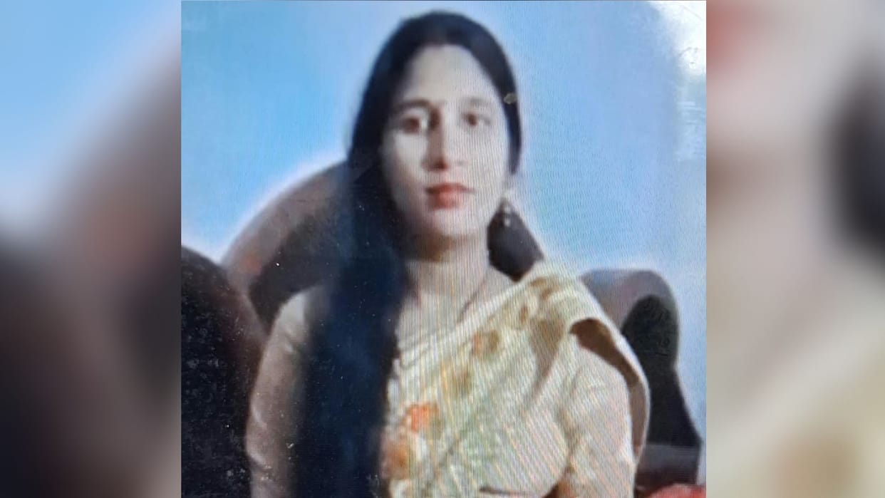 Dead Body of married woman found hanging police investigating in azamgarh