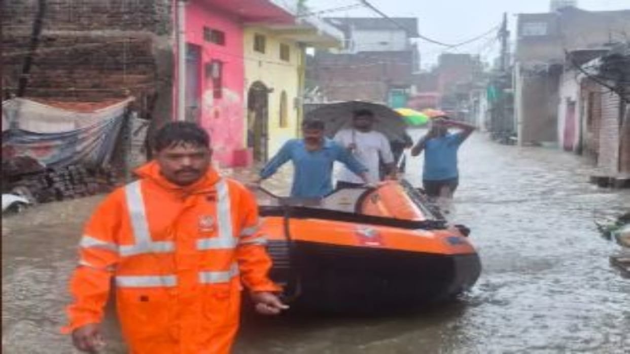 Damoh: Heavy Rain Triggers Havoc, Colonies Flooded, 10 Houses Collapse in Bandakpur; SDERF Rescues People