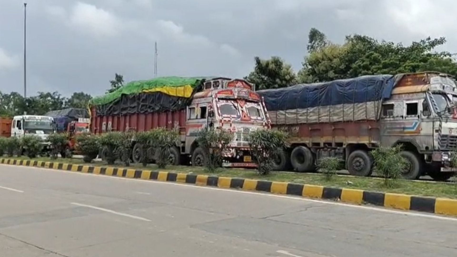 22 घंटे तक थमी एनएच की रफ्तार:रात के बाद दिन में भी पुलिस बहाती रही ...