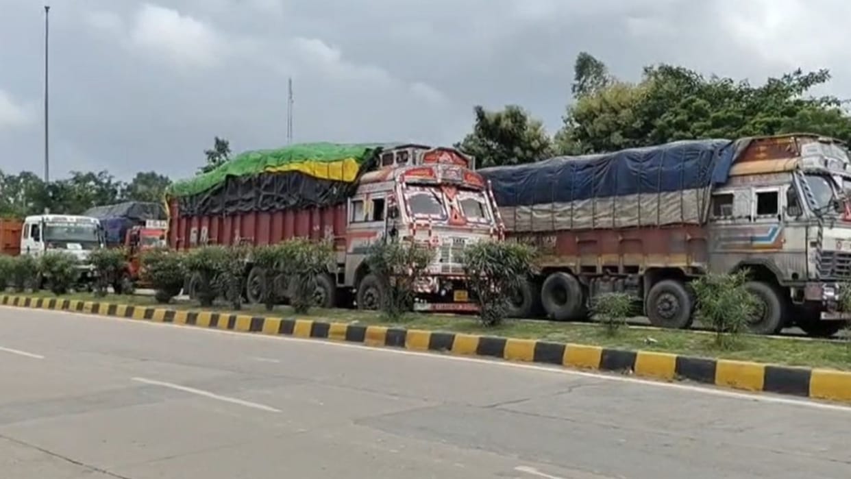 NH traffic stalled Police toiled through night and into day many abandoned journeys midway