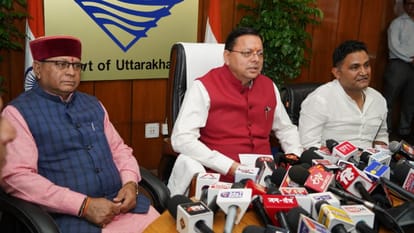 प्रेसवार्ता करते सीएम धामी
