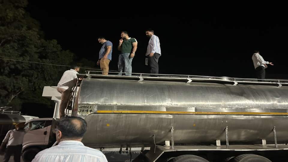 संदिग्ध देसी घी का टैंकर