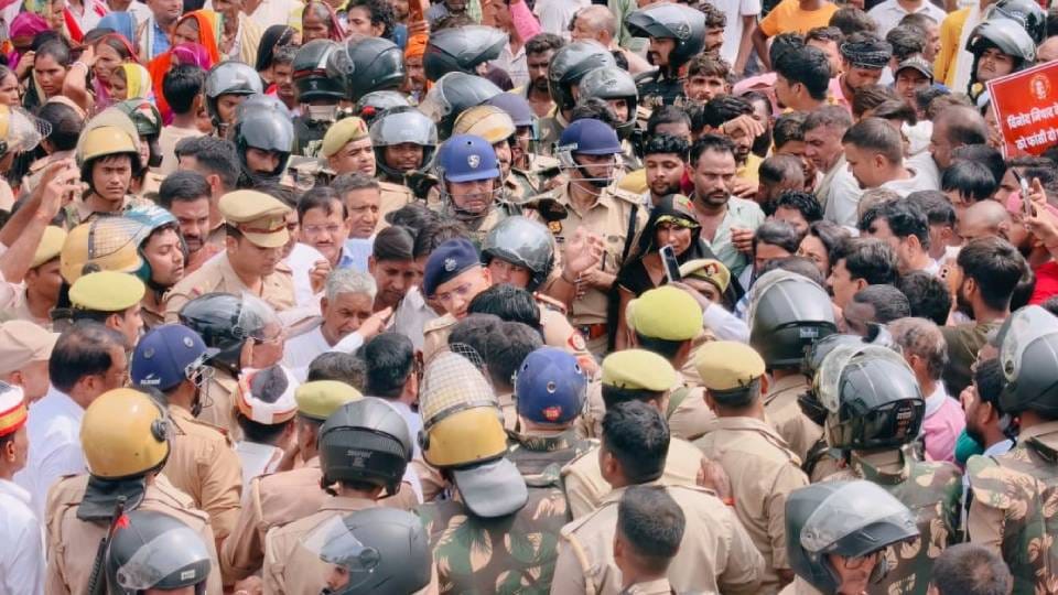 शाहपुर-धनावा में शव रखकर प्रदर्शन कर रहे लोगों को समझाते एसपी अभिषेक।