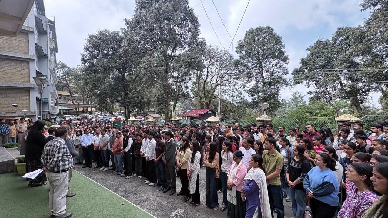 शोक व्यक्त करते हुए छात्र व एचपीयू प्रशासन।
