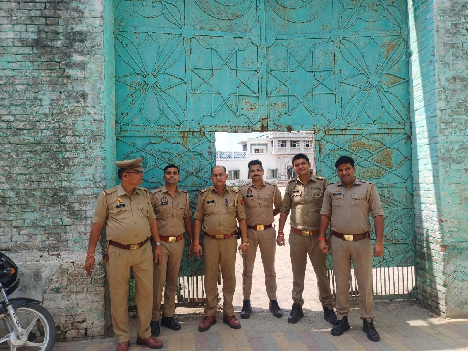शामिली में मस्जिदों पर तैनात पुलिस