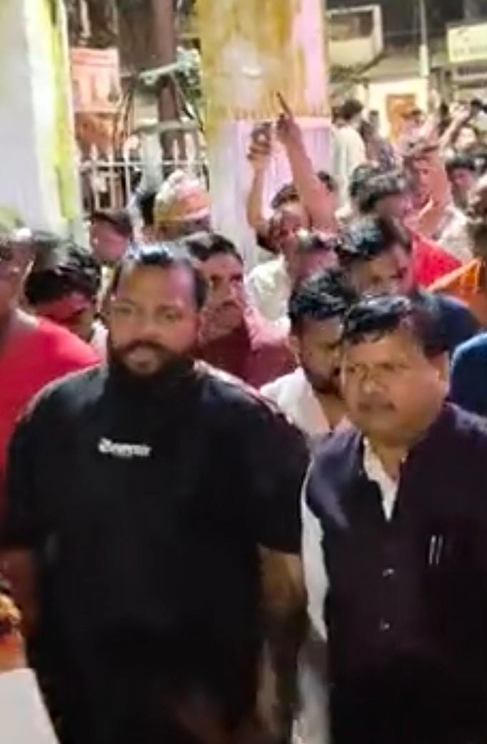 कार्यकर्ताओं के साथ देर रात कोतवाली पहुंचे मंत्री।