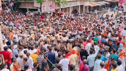 Villagers blocked road with body to protest murder of Vinod Sahni in Gonda