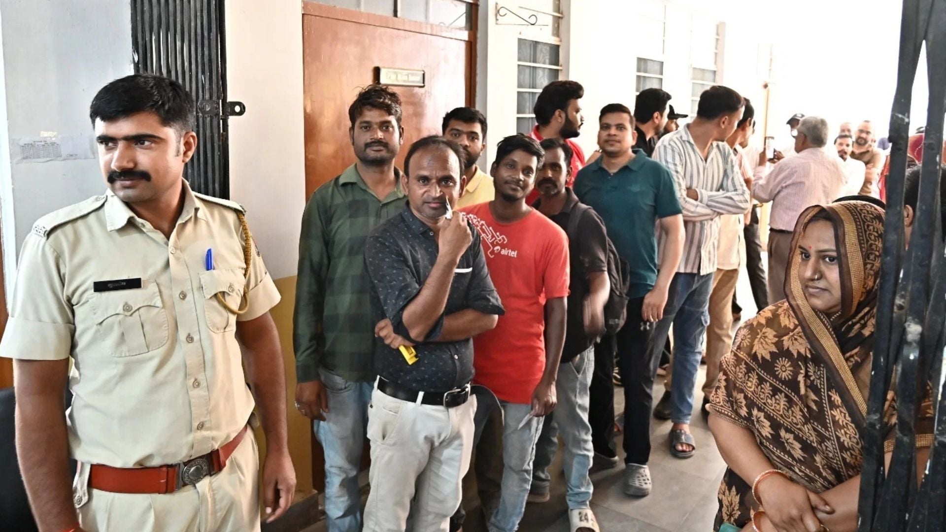 वोट देने के लिए लाइन में लगे मतदाता