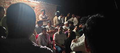 व्यापारी के घर देर रात तक जमा रहे लोग।