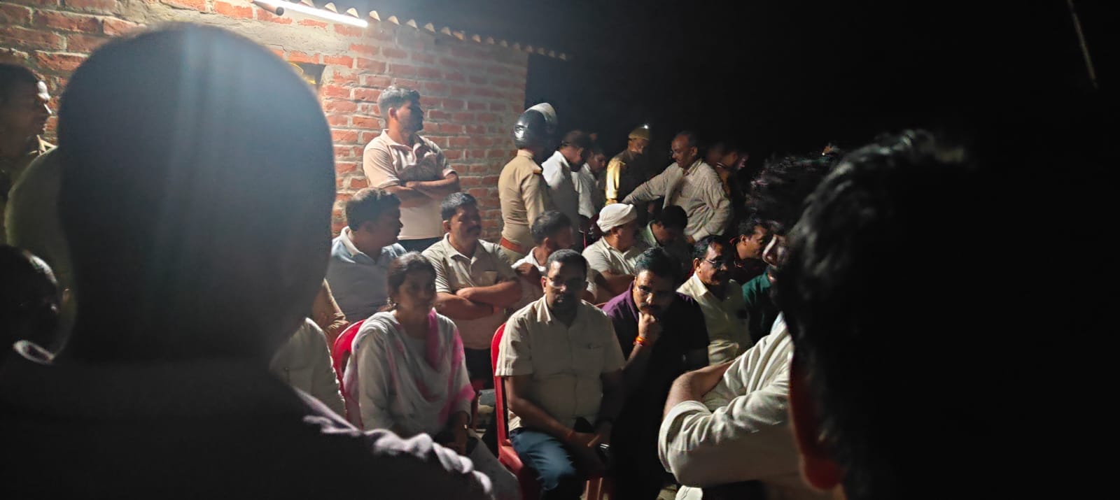 व्यापारी के घर देर रात तक जमा रहे लोग।