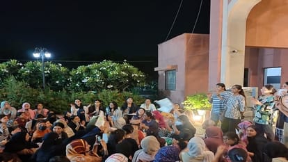 प्रदर्शन करती छात्राएं...