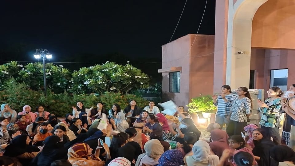 प्रदर्शन करती छात्राएं...