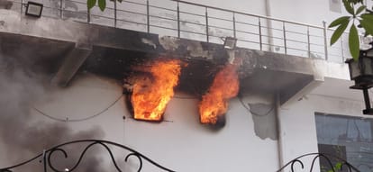 Meerut: Massive Fire Breaks Out at Avika Hotel, Two Vehicles Burnt Down