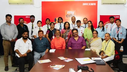 अमर उजाला ऑफिस में आयोजित संवाद में जुटे लोग।